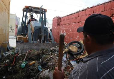 Cuadrillas municipales efectuaron trabajos de limpieza profunda en callejones de la colonia Morelos