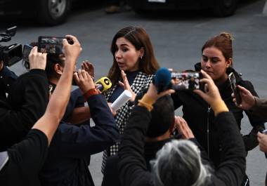 Tras la audiencia de revisión de medidas cautelares, Tania Flores acudió a una nueva diligencia judicial relacionada con otra causa penal en la que enfrenta una acusación por el presunto delito de peculado.