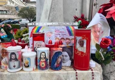 Cartas, globos y flores en las puertas del hospital Gemelli en Roma, donde el papa Francisco permanece ingresado en estado crítico y al que cada día se acercan visitantes para rezar por su pronta recuperación.