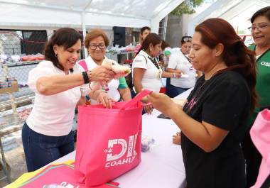 Liliana Salinas Valdés, presidenta honoraria del DIF Coahuila, recorrió municipios de las regiones Laguna, Norte y Carbonífera para acercar programas sociales a las familias.