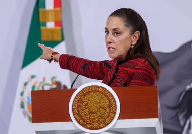 En Palacio Nacional, la Presidenta reencauzó el debate del Plan B hacia el recorte de beneficios en instituciones y órganos legislativos.