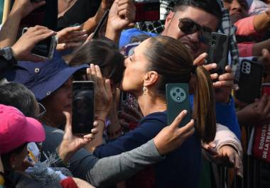 Sheinbaum también aprovechó la ocasión para rendir homenaje a los pueblos originarios, a los migrantes, y al pueblo mexicano en general.