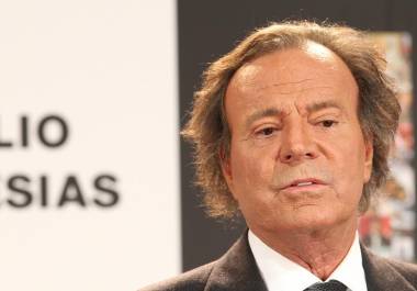 Una investigación periodística revela testimonios de dos extrabajadoras que acusan a Julio Iglesias de agresiones sexuales, abuso de poder y un entorno laboral marcado por el control y el miedo durante 2021 en sus residencias privadas.