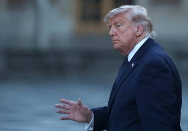 El presidente Donald Trump durante su gira europea, donde reconoció que las complejas negociaciones con Irán se prolongarán en el tiempo.