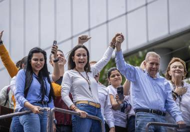 La líder opositora venezolana María Corina Machado y el candidato a la presidencia de Venezuela Edmundo González Urrutia (d) participan en una manifestación en Caracas, Venezuela.