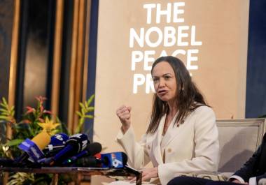 La ganadora del Premio Nobel de la Paz, María Corina Machado asiste a una conferencia de prensa en el Grand Hotel de Oslo.
