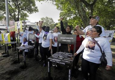 Familiares e integrantes de la red de búsqueda de personas desaparecidas colocaron “anti-monumentos” frente a la Fiscalía General del Estado (FGE) en el estado de Puebla (México).