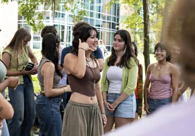 Casi todos los estudiantes llevan un teléfono en la mano mientras recorren el campus.