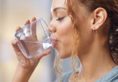 Durante años se ha repetido que todas las personas deben beber exactamente 2 litros de agua al día, pero la ciencia actual demuestra que esta recomendación no es universal.