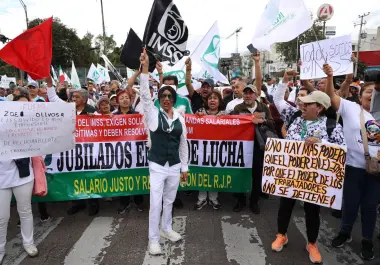 CIUDAD DE MÉXICO, 21OCTUBRE2026.- Trabajadores y trabajadoras jubilados del Instituto Mexicano del Seguro Social (IMSS) marcharon para exigir justicia de Centro Médico Siglo XXI hacia el Zócalo capitalino. FOTO: GRACIELA LÓPEZ/CUARTOSCURO.COM
