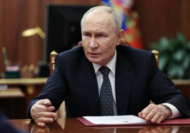 El presidente ruso Vladimir Putin se reúne con el gobernador de la región de Zaporozhye, Yevgeny Balitsky (no aparece en la imagen), en el Kremlin en Moscú, Rusia.