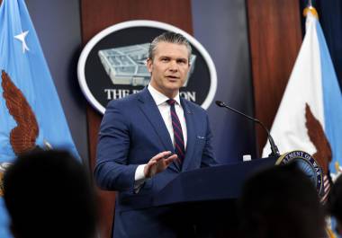 El secretario de Guerra de EE.UU., Pete Hegseth, da una conferencia de prensa en Washington.