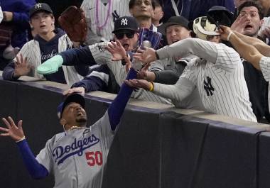 Los fans interfirieron justo cuando Mookie Betts se disponía a “cachar” la bola en el encuentro entre Dodgers y Yankees.