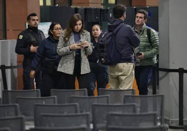 Luego de poco más de cuatro horas de haber llegado, Tania Flores dejó el Centro de Justicia donde se llevó a cabo la audiencia.
