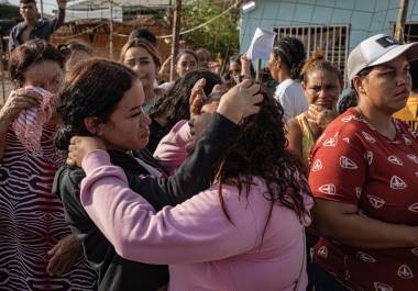 Familiares de un grupo de migrantes venezolanos que fueron deportados desde Estados Unidos hasta El Salvador, bajo la Ley de Enemigos Extranjeros, protestaron en Maracaibo, capital del estado Zulia, Venezuela.