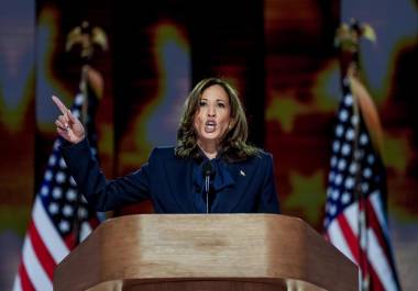 La candidata presidencial demócrata y vicepresidenta de Estados Unidos, Kamala Harris, da un discurso en la última noche de la Convención Nacional Demócrata (DNC) en el United Center en Chicago, Illinois.