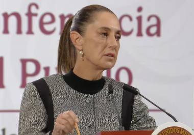 La presidenta Claudia Sheinbaum informó que Alejandro Gertz Manero dejó la FGR tras aceptar ser representante de México en una embajada. Ernestina Godoy asumirá de manera provisional.