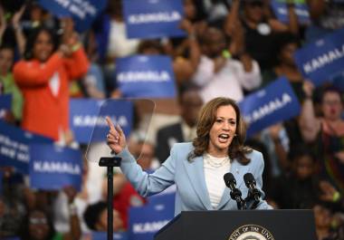 La vicepresidenta de Estados Unidos, Kamala Harris, habla durante un mitin de campaña en el Centro de Convocatoria del Estado de Georgia en Atlanta, Georgia.