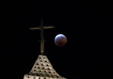 La Luna adquirió tonalidades rojizas durante el eclipse observado desde Saltillo.