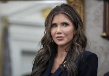 Una persona le robó el bolso a la secretaria de Seguridad Nacional de Estados Unidos, Kristi Noem, con 3,000 dólares en efectivo mientras cenaba en un restaurante en Washington, según avanzaron algunos medios.