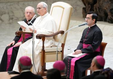 134El Papa León XIV lee su mensaje durante la audiencia general semanal en el Vaticano.