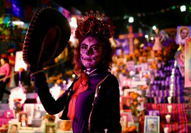 El tradicional altar de muertos, extendido en 177 escalones, cuenta con más de 500 fotografías de difuntos.