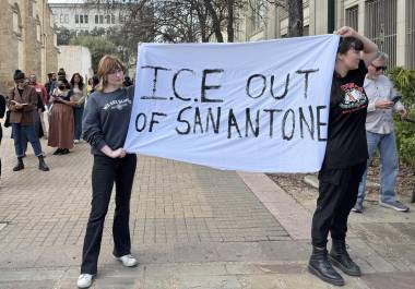 Personas protestan contra la presencia de agentes del Servicio de Inmigración y Control de Aduanas (ICE) frente al Ayuntamiento de San Antonio, Texas.