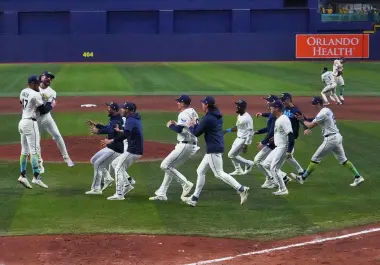 Los Rays de Tampa Bay celebran su clasificación a la Serie Mundial 2026 tras vencer 7-3 a los Guardians de Cleveland en el sexto partido de la eliminatoria.
