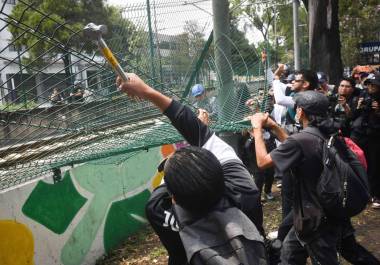 Presuntos miembros del bloque negro obstaculizan vías del Tren Ligero durante protesta