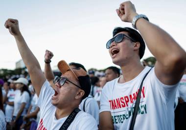 En la imagen se muestra la indignación pública y las protestas callejeras de ciudadanos provocadas por el escándalo en Manila. FOTO: