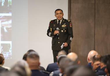El General de Brigada de Estado Mayor, Juan Carlos Quiroz Muñoz, encabezó la conferencia “Difusión de la Cultura de Seguridad Nacional” dirigida a elementos de la Comisaría de Seguridad y Protección Ciudadana de Saltillo.
