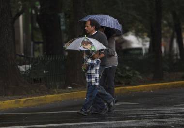 Para el jueves 2 de abril, una vaguada en niveles altos de la atmósfera se desplazará sobre la península de Yucatán y el mar Caribe provocando chubascos y lluvias puntuales fuertes.