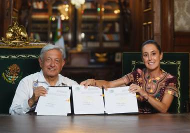 El 15 de septiembre pasado, Andrés Manuel López Orador, entonces titular del Ejecutivo federal, firmó el decreto de la reforma al Poder Judicial en compañía de la entonces presidenta electa Claudia Sheinbaum, pese a que Tribunal Colegiado del Trigésimo Segundo Circuito, con residencia en Colima, ordenó suspender la publicación del decreto.