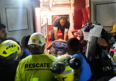 Equipos de rescate transportan a la sobreviviente Daniela Largo tras sacarla de los escombros, un día después de que un terremoto azotara Pereira, Colombia, el martes 11 de agosto de 2026.