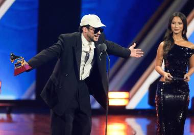 Bad Bunny al recibir el galardón por su álbum Debí tirar más fotos.