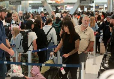 La crisis por el cierre del gobierno de EU causa miles de retrasos y cancelaciones de vuelos.