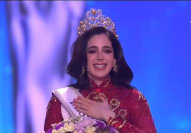 La corona de la mujer más bella del mundo cambió de dueña esta noche celebrando la 74.ª edición de Miss Universo, coronando a Fátima Bosch, Miss México como la ganadora.