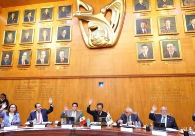 La medida tomada por el Consejo Técnico del IMSS sobre la Modalidad 40 está por encima de la ley, coincidieron especialistas.