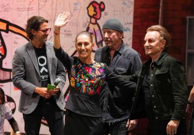 La presidenta Claudia Sheinbaum y los integrantes de U2 coincidieron en la Asamblea General de la Copa Mundial de los Niños de la Calle o Street Child United