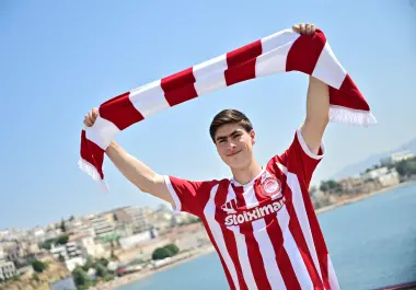 Armando ‘Hormiga’ González fue presentado como nuevo delantero del Olympiacos de Grecia.
