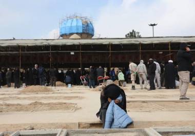 Una mujer iraní llora en el cementerio Behesht Zahra, al sur de Teherán, el pasado 9 de marzo.