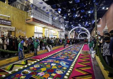 Una alfombra de aserrín de 3 mil 932 metros rompió el récord Guinness del tapete más largo del mundo.