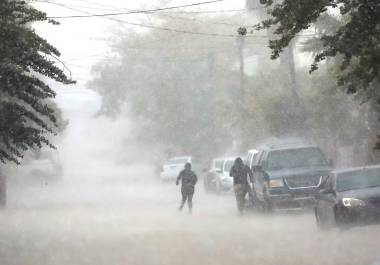 Se esperan fuertes lluvias, temperaturas bajo cero, vientos de hasta 90 km/h y oleaje de más de 4 metros, según el SMN.
