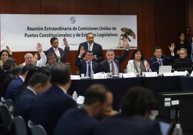 Las Comisiones Unidas de Puntos Constitucionales; y de Estudios Legislativos se reunieron de manera extraordinaria para discutir el dictamen enviado desde la presidencia de la república en materia electoral (Plan B). En la imagen, los integrantes de las comisiones votan para dar inicio a la discusión del Plan B.