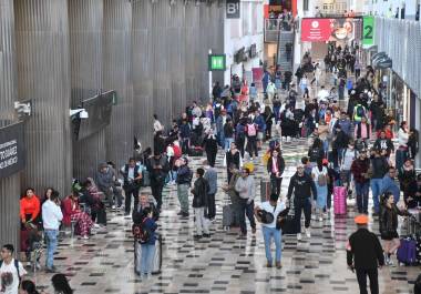 CIUDAD DE MÉXICO, 18JULIO2024.- Usuarios de la Terminal 1 del Aeropuerto Internacional de la Ciudad de México esperan en largas filas luego de los retrasos en vuelos que provocaron las fallas en los sistemas operativos de Microsoft en varios países. CrowdStrike empresa estadounidense de ciberseguridad, recientemente indicó que el problema no fue causado por un ciberataque, sino por un defecto de actualización de software. FOTO: MARIO JASSO/CUARTOSCURO.COM