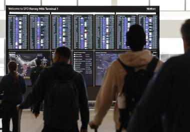 La Administración Federal de Aviación implentó una orden para reducir el tráfico aéreo en un 10 % en 40 de los aeropuertos más concurridos del país como medida de seguridad debido al cierre parcial del gobierno.