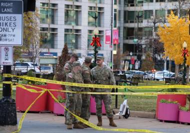 Dos agentes de la Guardia Nacional fueron atacados en un tiroteo, en el que fue arrestada una persona que se encuentra en estado crítico. La agente Sarah Beckstrom, de 20 años, pedió la vida tras las heridas.