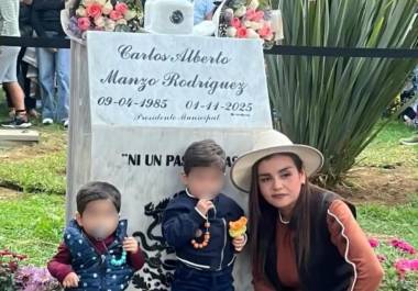 A tres meses de su asesinato, la presidenta municipal de Uruapan, Grecia Quiroz, develó una placa en memoria de su difunto esposo, el exedil Carlos Manzo.