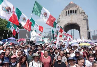 Miles de simpatizantes acudieron al Monumento a la Revolución durante la ceremonia de rendición de cuentas encabezada por la presidenta de México, Claudia Sheinbaum.