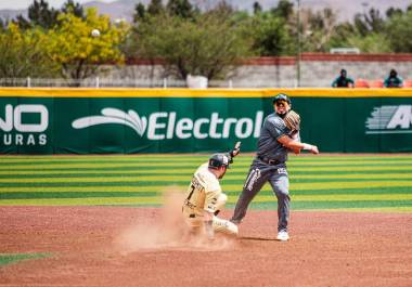 Un error crucial en la segunda base permitió a los Dorados anotar varias carreras en la octava entrada, sellando la victoria en su favor.